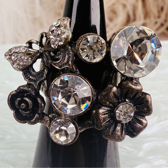 Beautiful, super bling, butterfly statement, adjustable, stretch ring - Picture 6 of 7